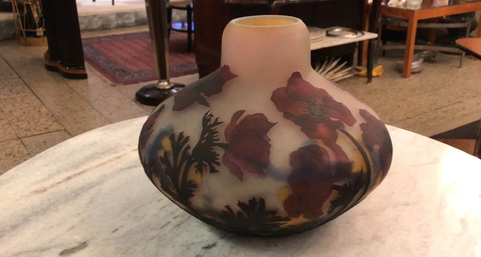 Vidro antigo assinado com decoração floral de Muller Fres