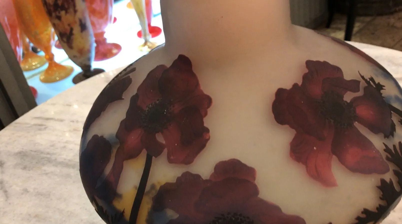 Vidro assinado Muller Fres com flores vermelhas, antiguidade.