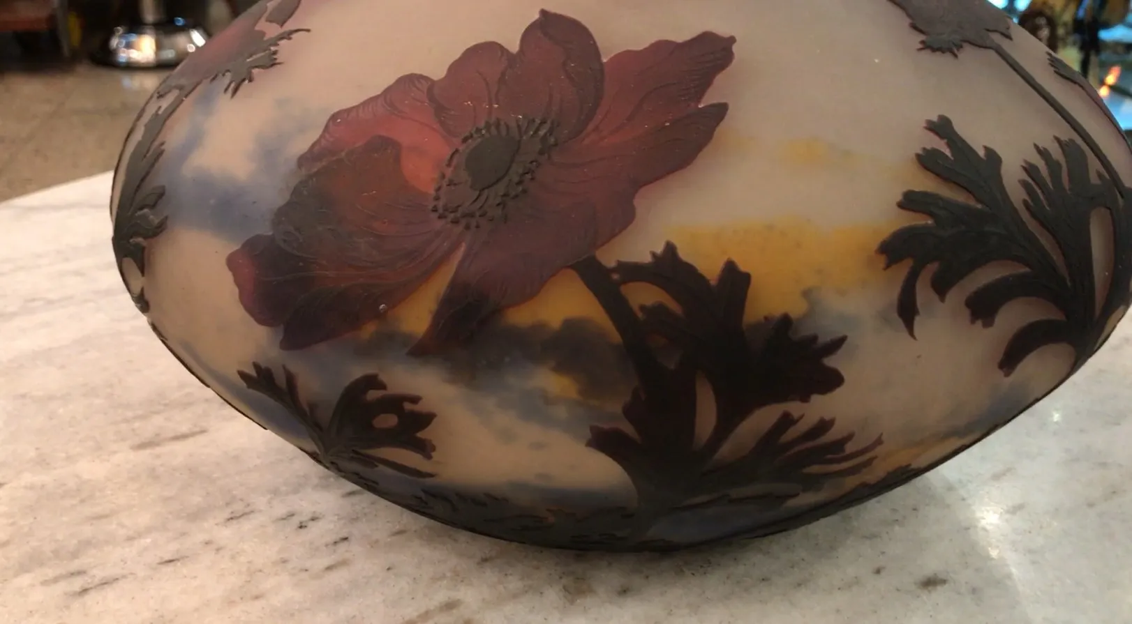 Vidro assinado antigo da Muller Freres com detalhes florais em vermelho e preto