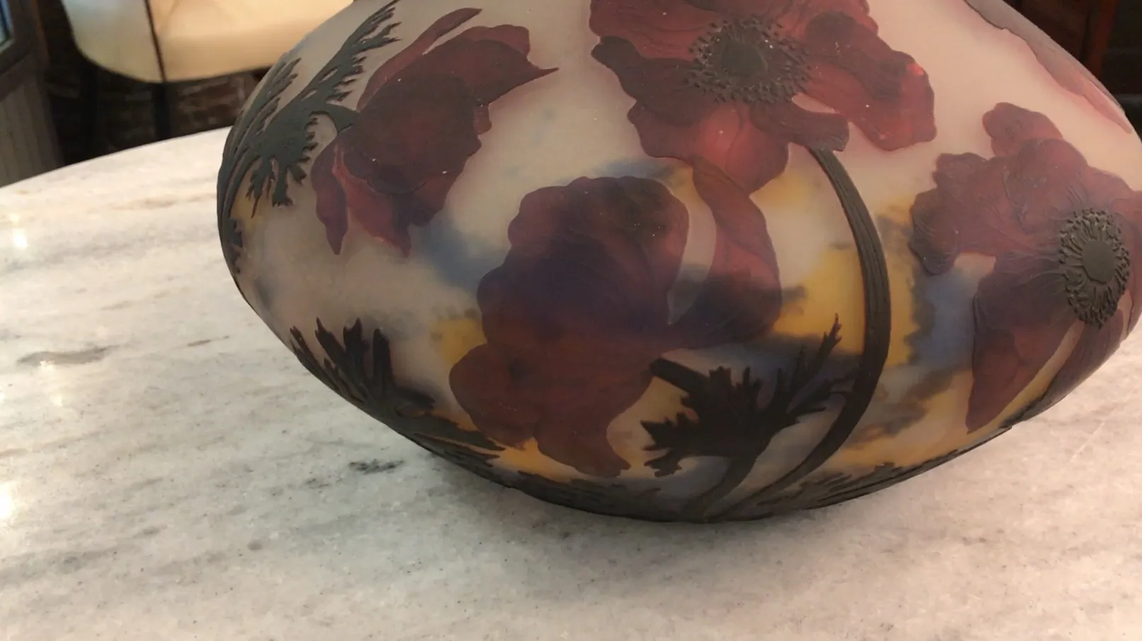 Antiga peça de vidro com flores e assinatura Muller Fres