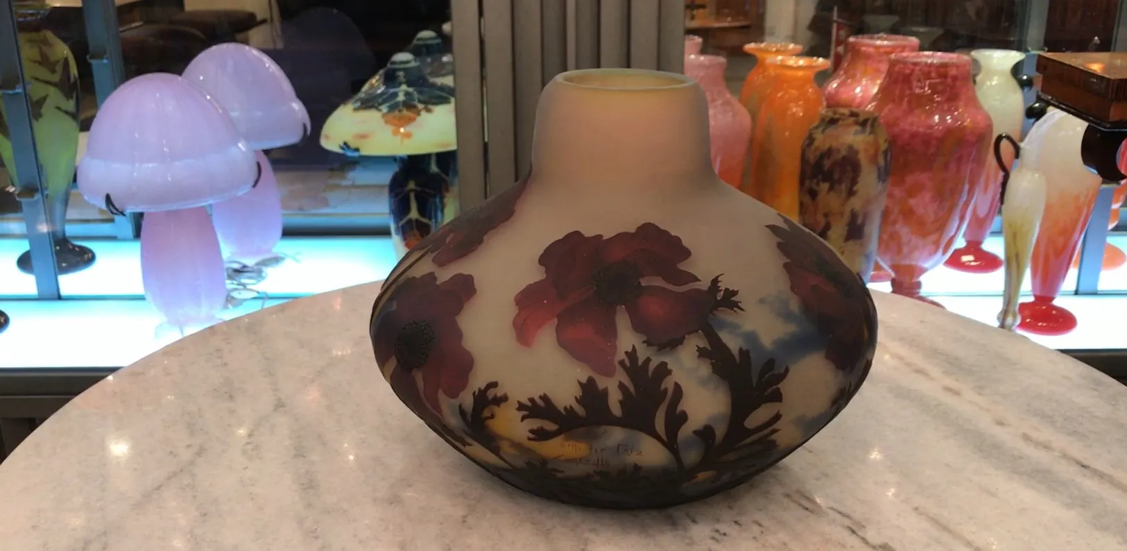 Vidro assinado com flores decorativas, antiguidade Muller Fres.