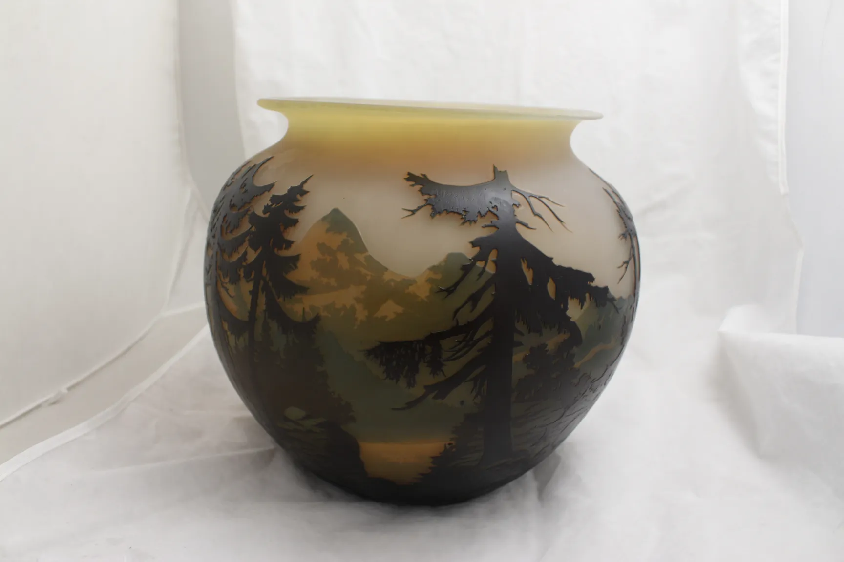 Vaso de vidro com paisagens e árvores em tons escuros, assinado Muller Fres na superfície