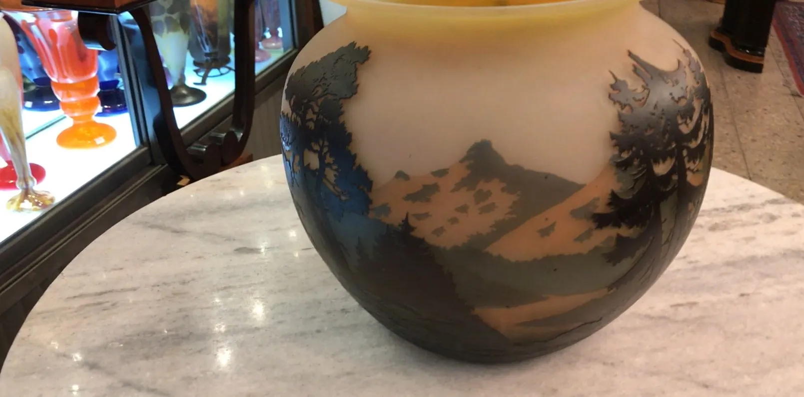 vaso antigo com paisagem de montanhas e árvores, assinado Muller Fres