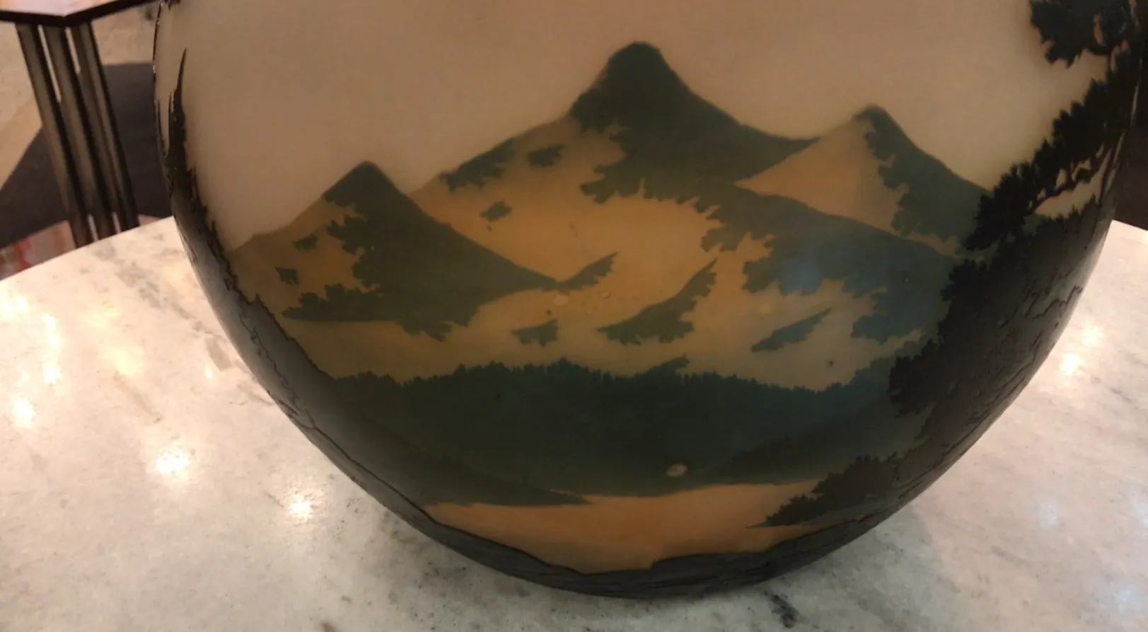 vidro assinado com design de paisagem montanhosa