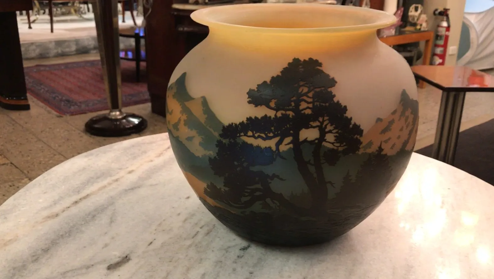 Vaso de vidro assinado Muller Fres com árvores e montanhas