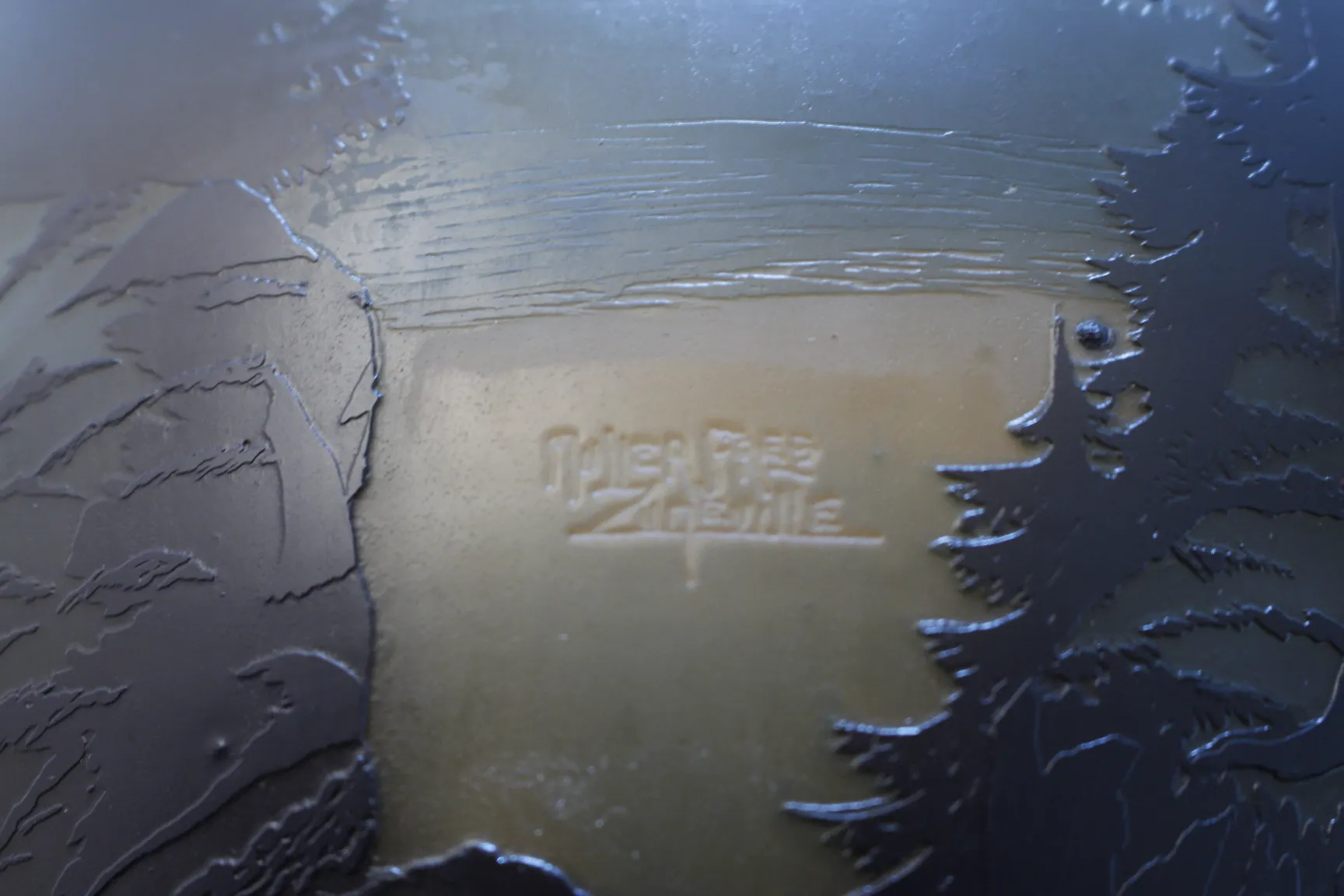 Vidro antigo assinado por Muller Fres, detalhe decorativo