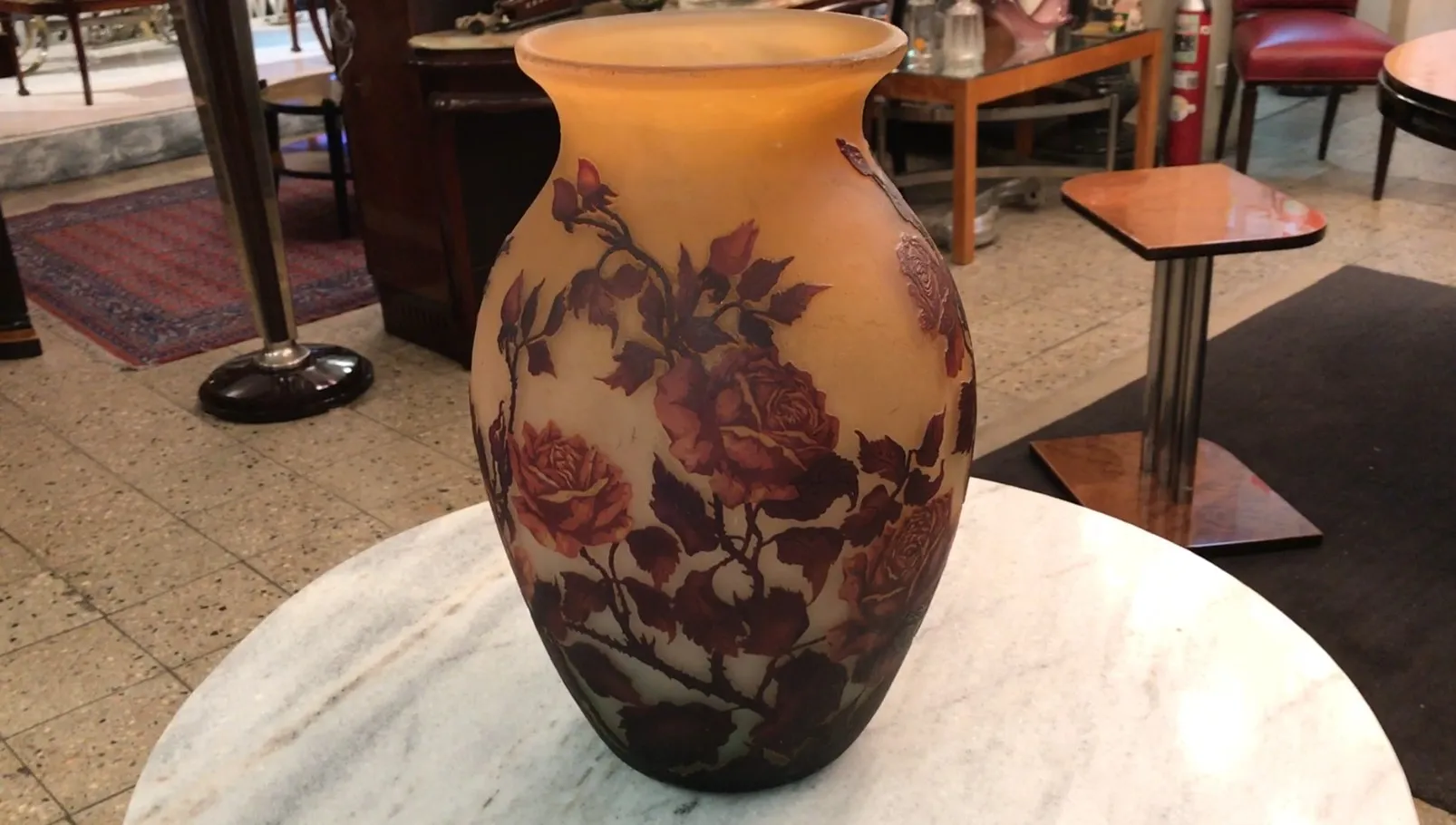 Vaso antigo de vidro assinado Muller Freres com design floral