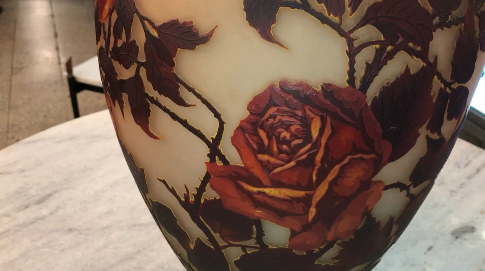 Vidro antigo com rosas, assinatura Muller Fres, elegante e detalhado.