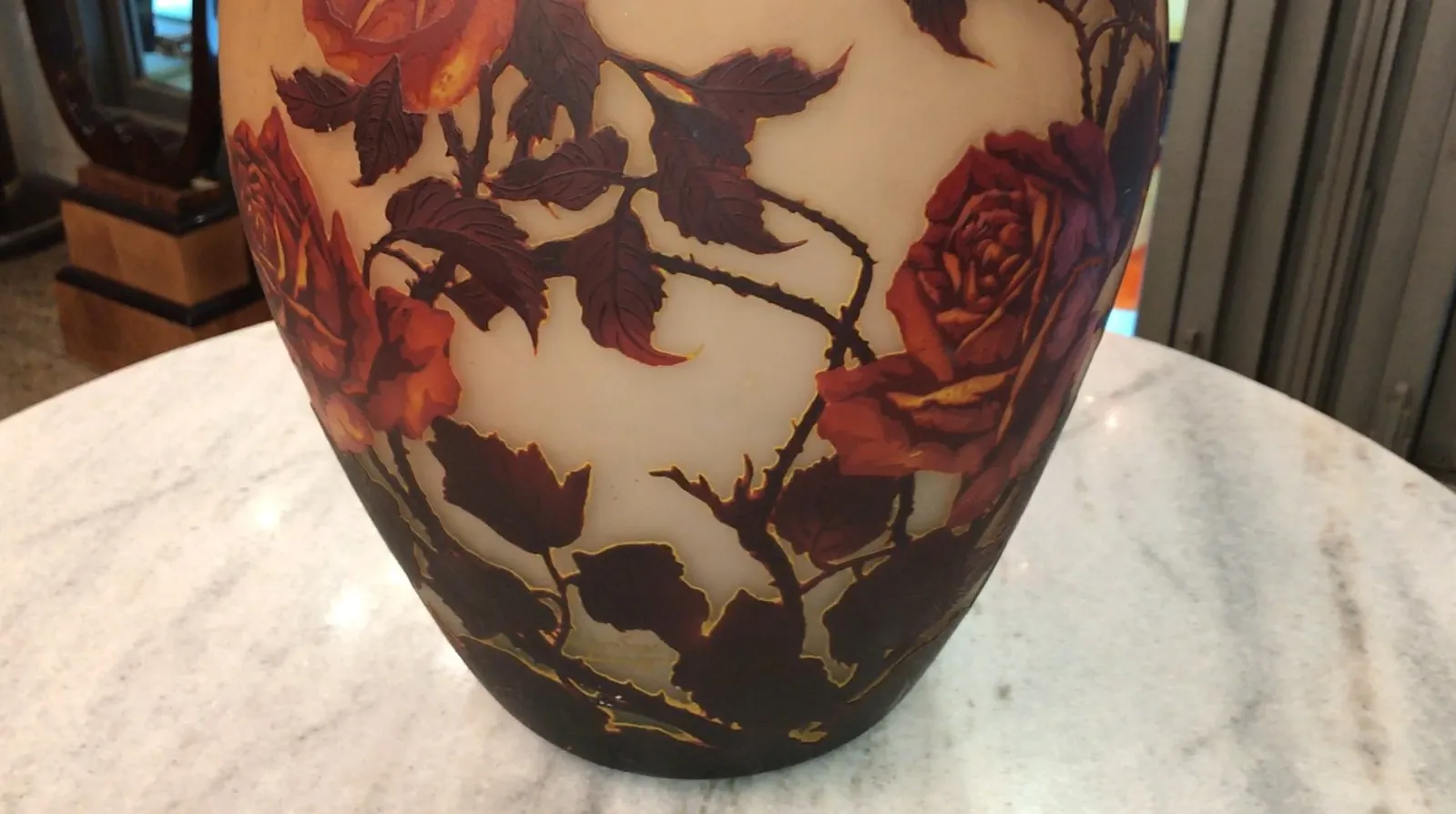 Vidro assinado antigo de Muller Fres com rosas vermelhas encantadoras.