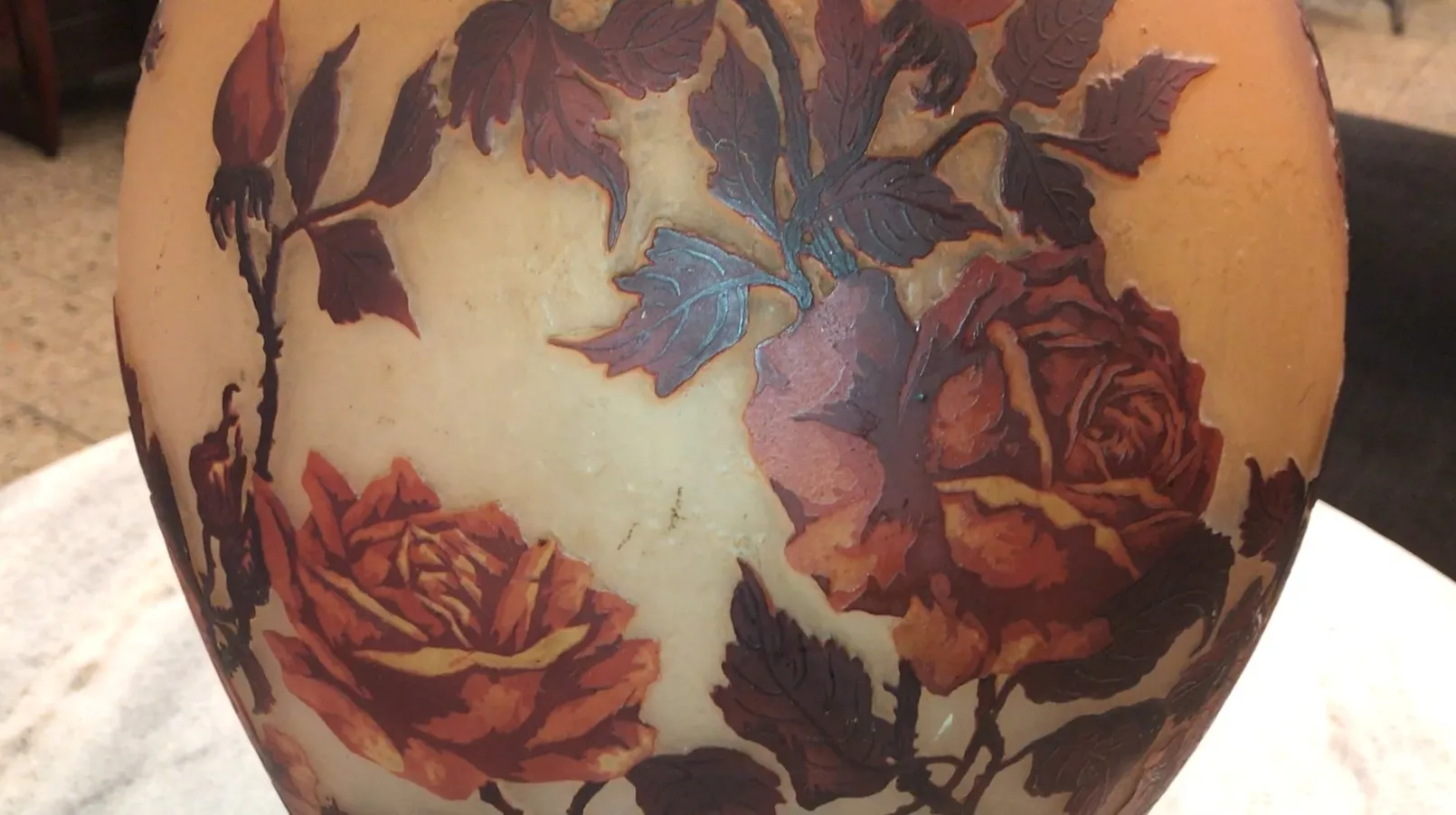 vidro assinado Muller Fres com design de rosas vermelhas
