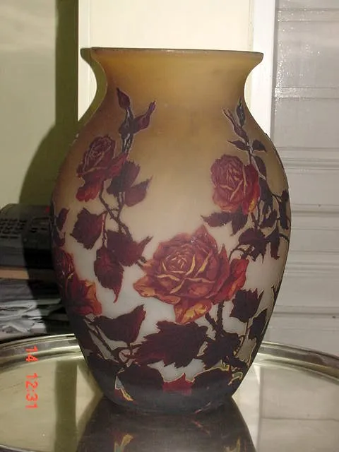 Vaso antigo com rosas gravadas assinadas por Muller Fres.