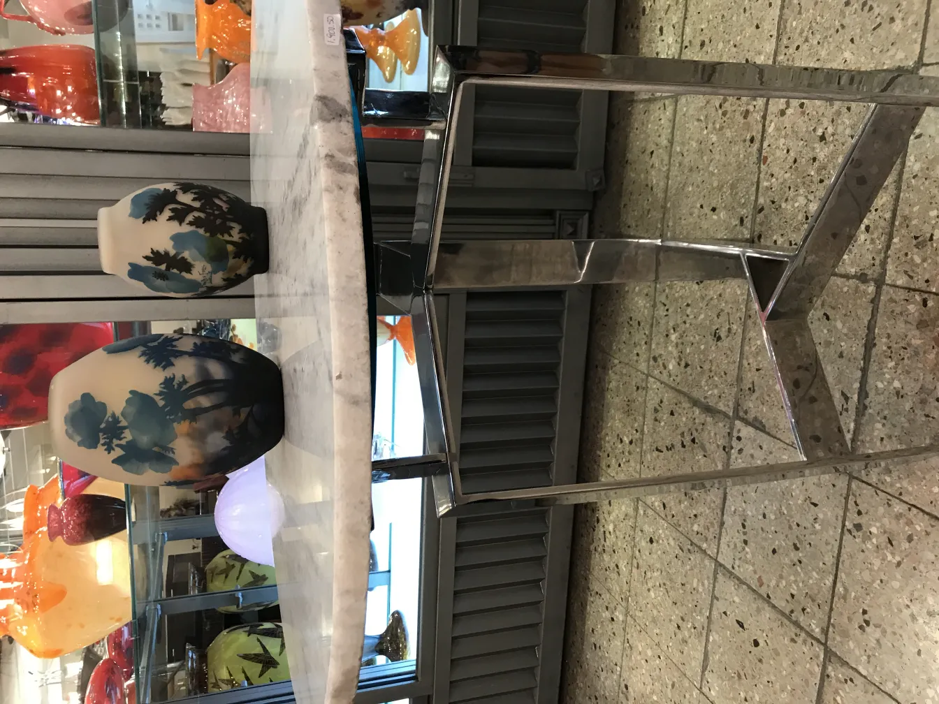 Dois vasos decorados em uma mesa com um fundo brilhante.