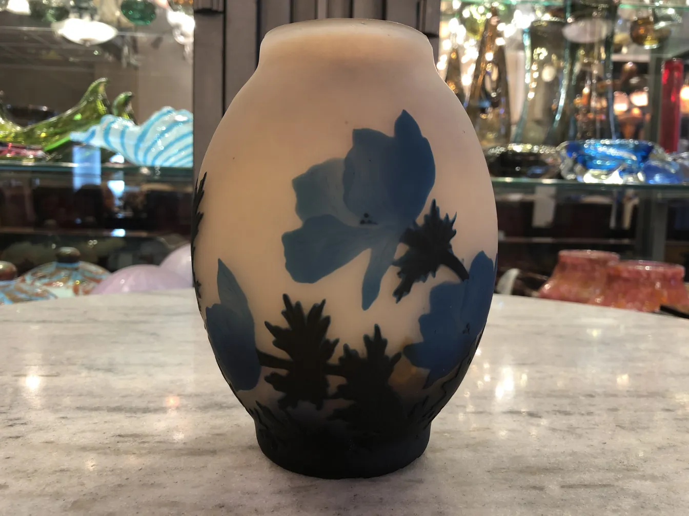 vaso com flores azuis e brancas, fundo brilhante