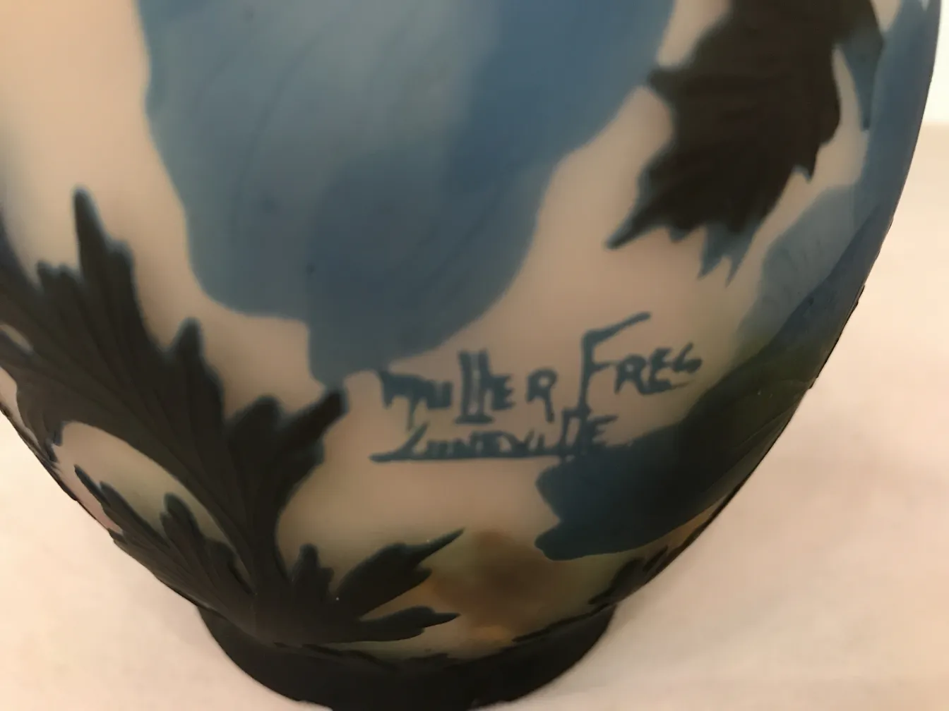 Vidro assinado Muller Fres com motivos azuis e verdes, antiguidade decorativa.