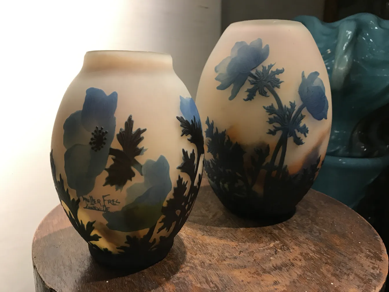 Vidro assinado lindo de Muller Fres com detalhes decorativos em tons de azul, peça antiga única.