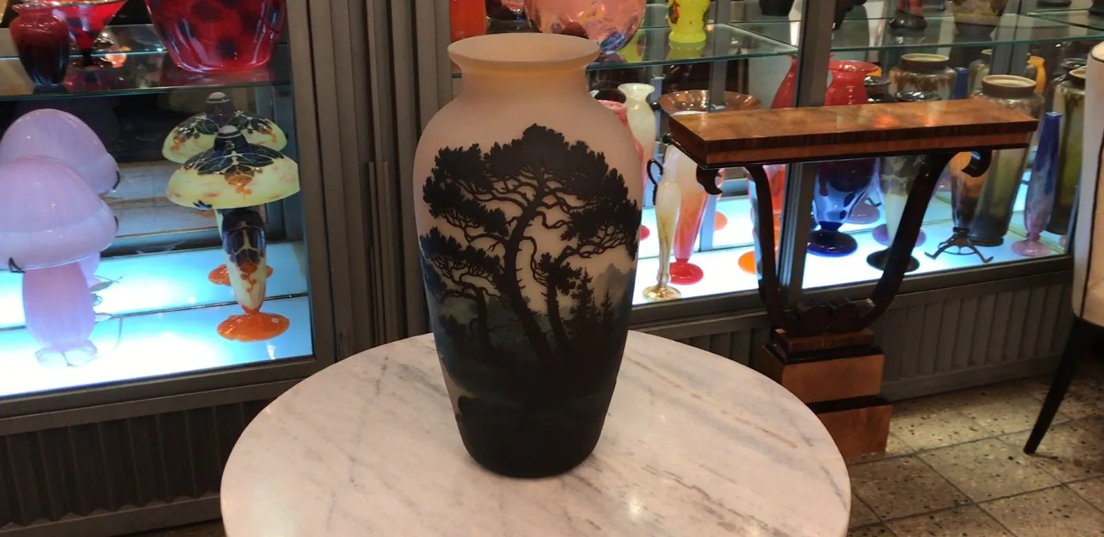 Vaso antigo com design de árvores e fundo escuro