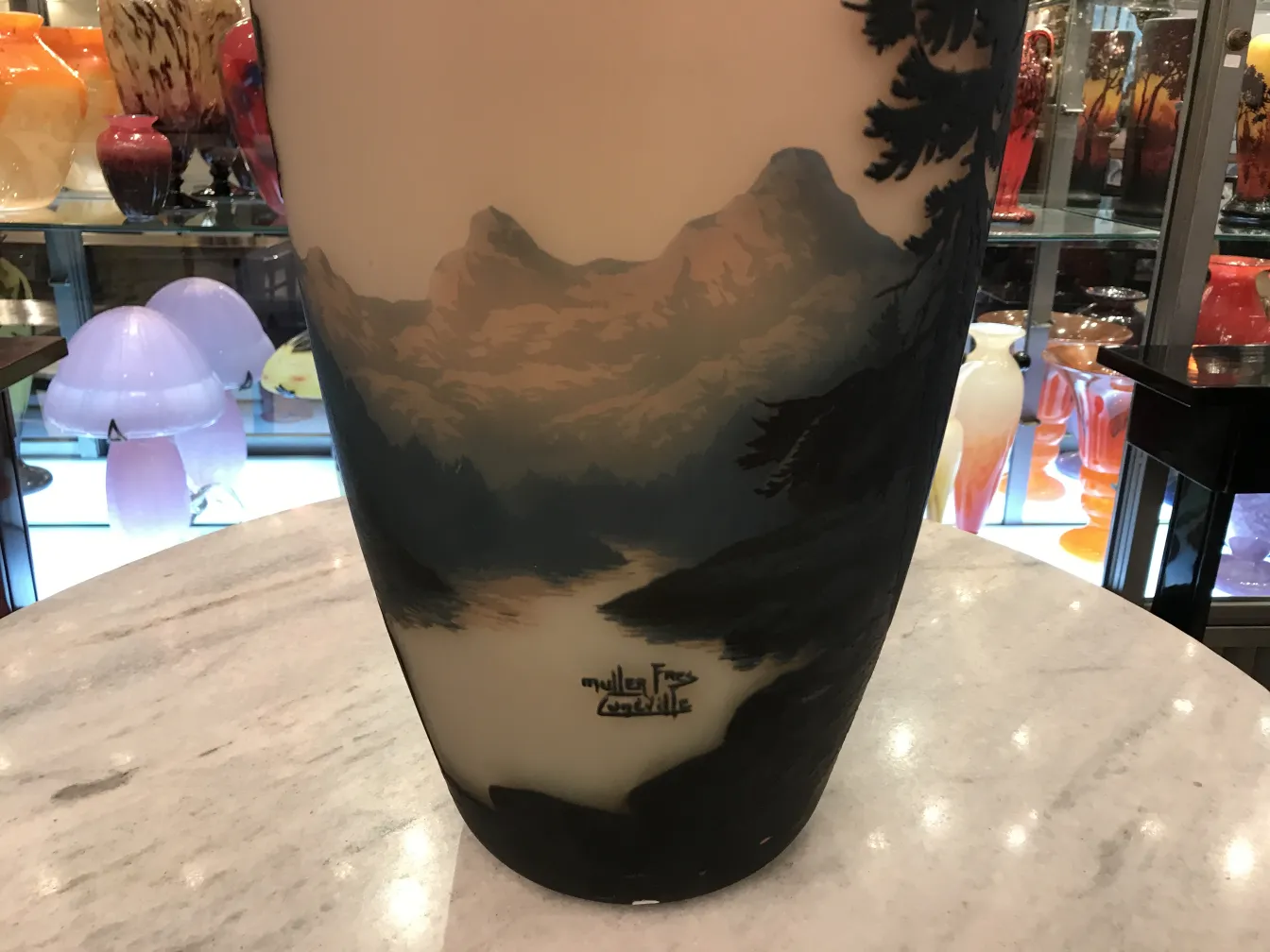 Vidro antigo assinado por Muller Fres com paisagem montanhosa, decorativo, elegante