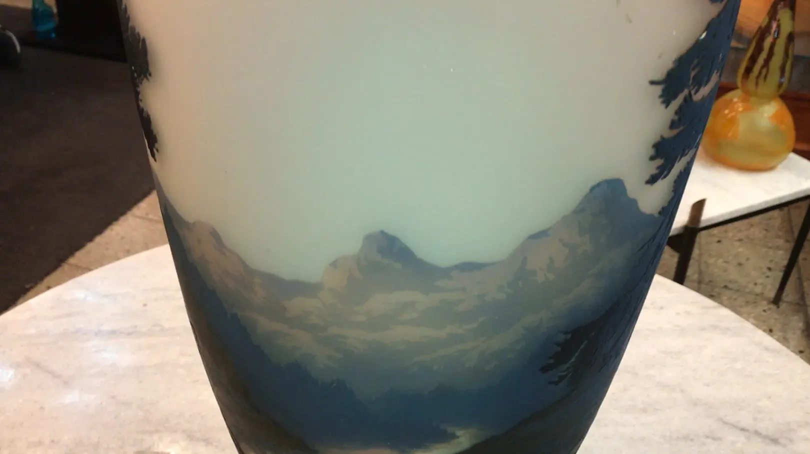 Vidro antigo assinado de Muller Fres com paisagem de montanha.