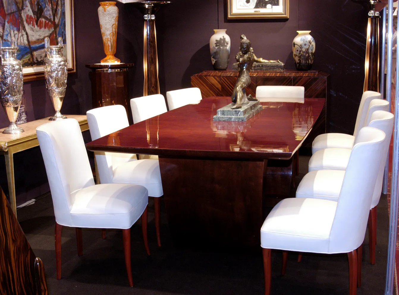 vista de uma mesa com cadeiras e itens decorativos, antiguidades
