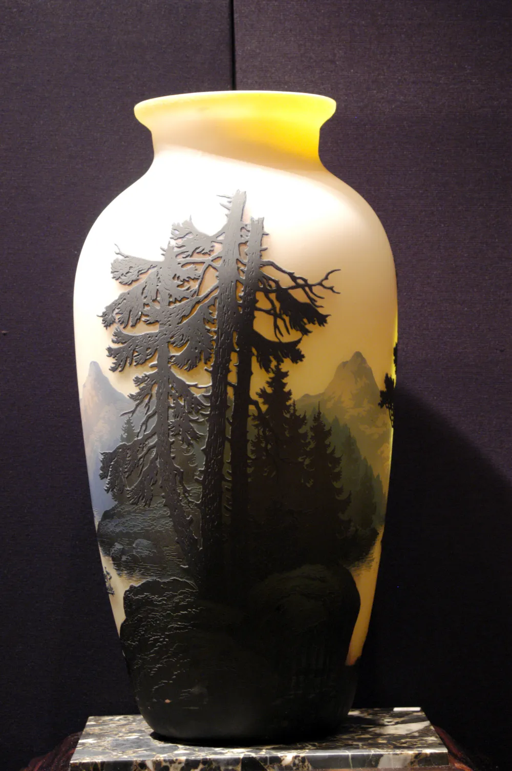 Vaso antigo com design de paisagem e árvores, assinado Muller Fres.