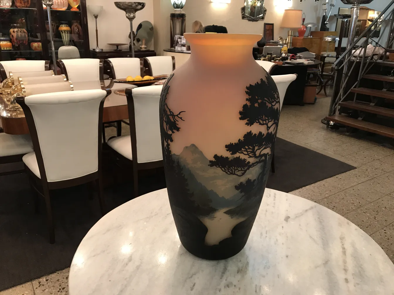 vaso com assinatura, fundo decorativo moderno