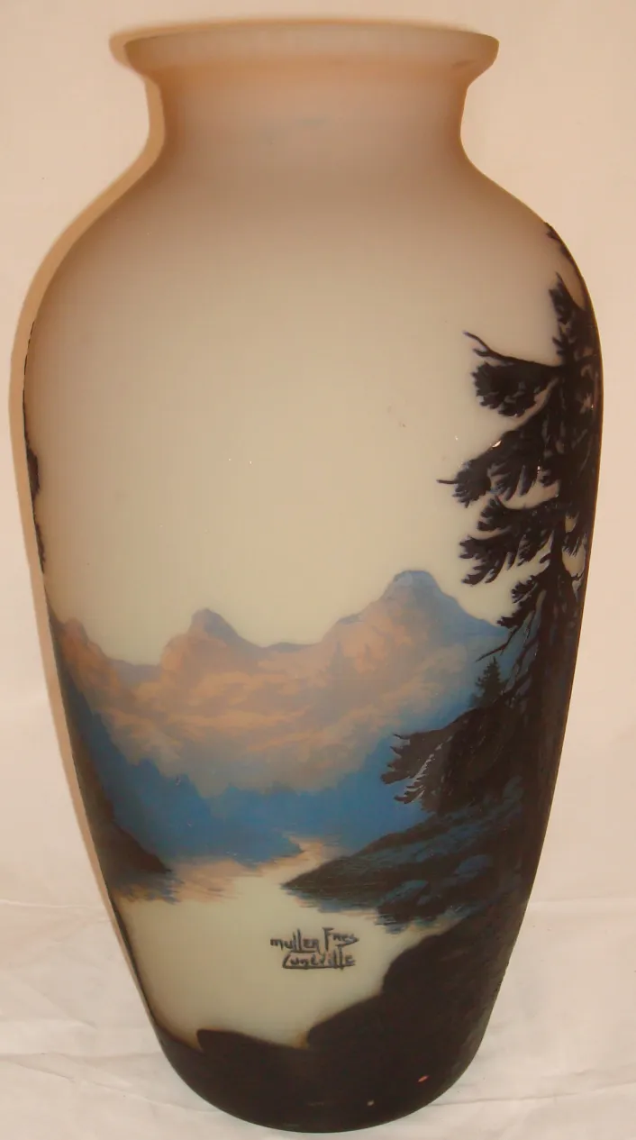 Vaso antigo com paisagem, assinado por Muller Fres. Belos detalhes na superfície.