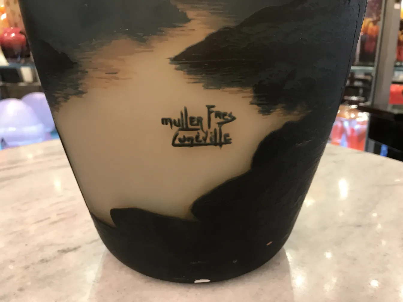Vidro antigo com assinatura Muller Fres, fundo escuro