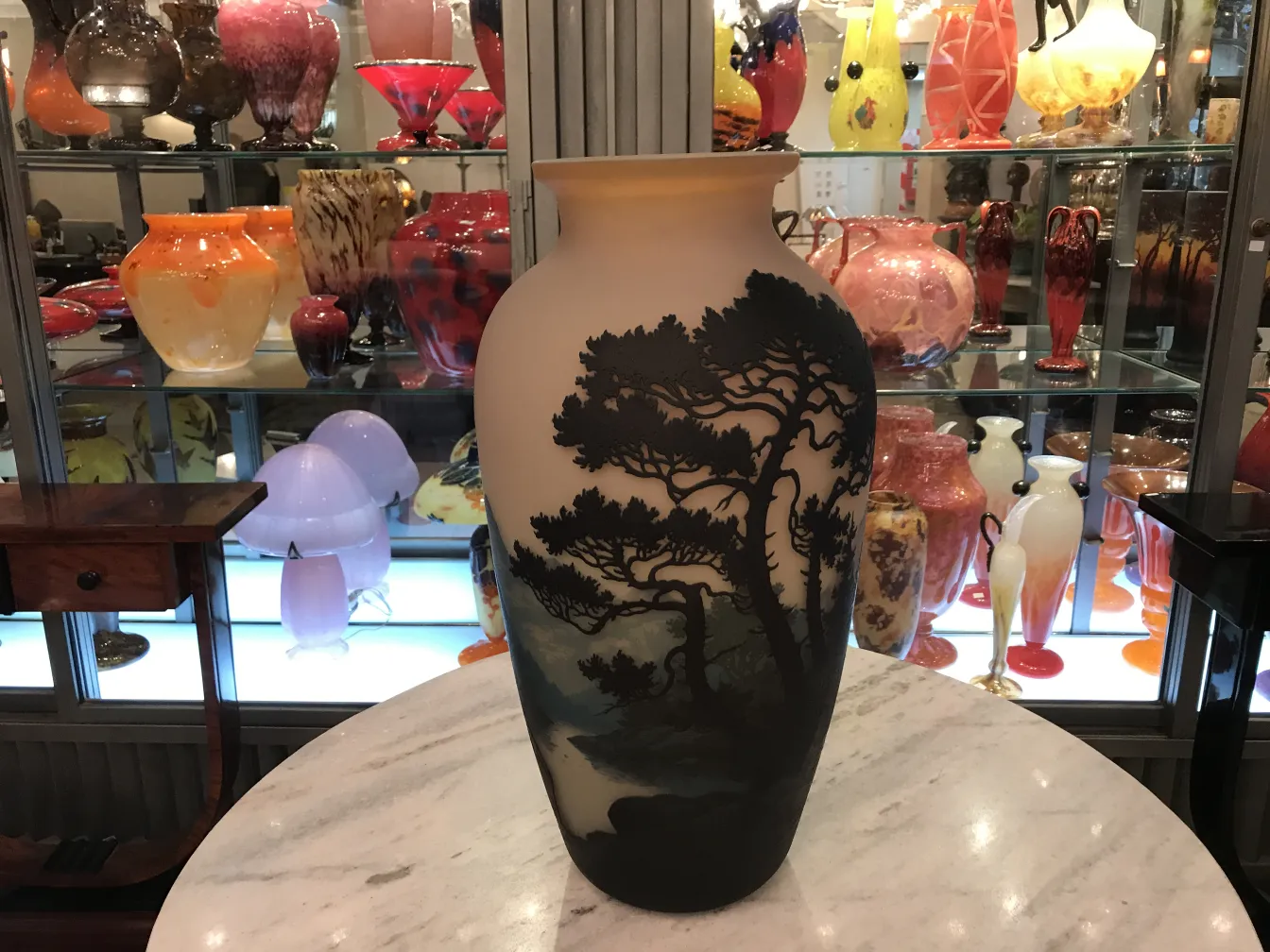 Vaso antigo em vidro com assinatura Muller Fres e paisagens.