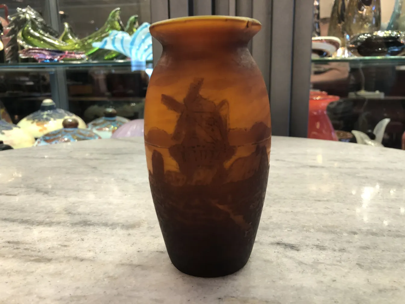 Vaso antigo com design artístico e assinatura Muller Fres