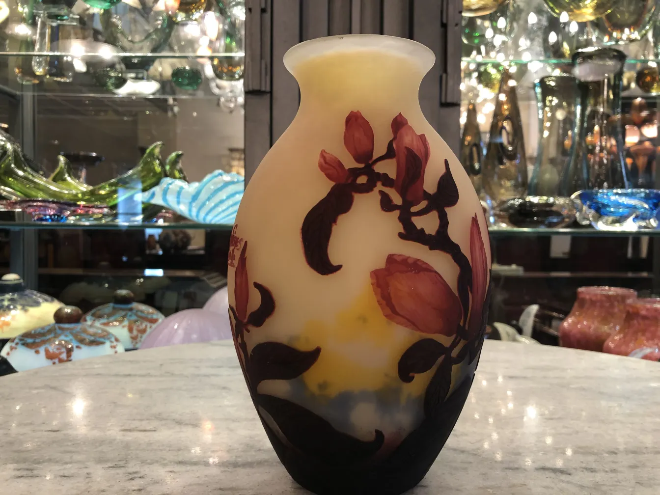 vaso antigo com flores e cores suaves, assinado muller freres