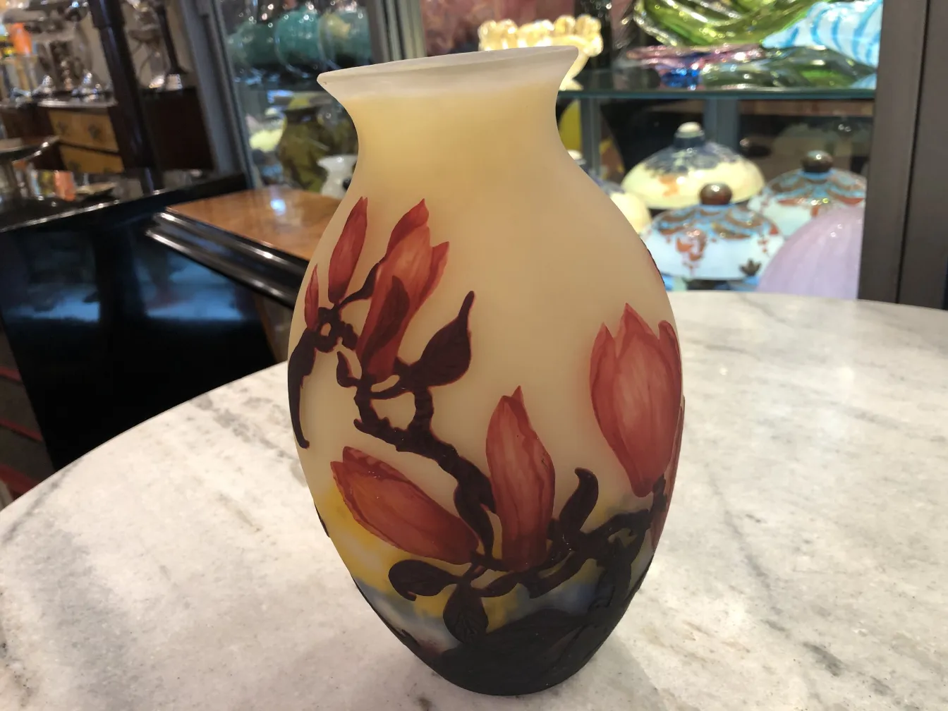 Vaso de vidro antigo assinado Muller Freres com designs florais.