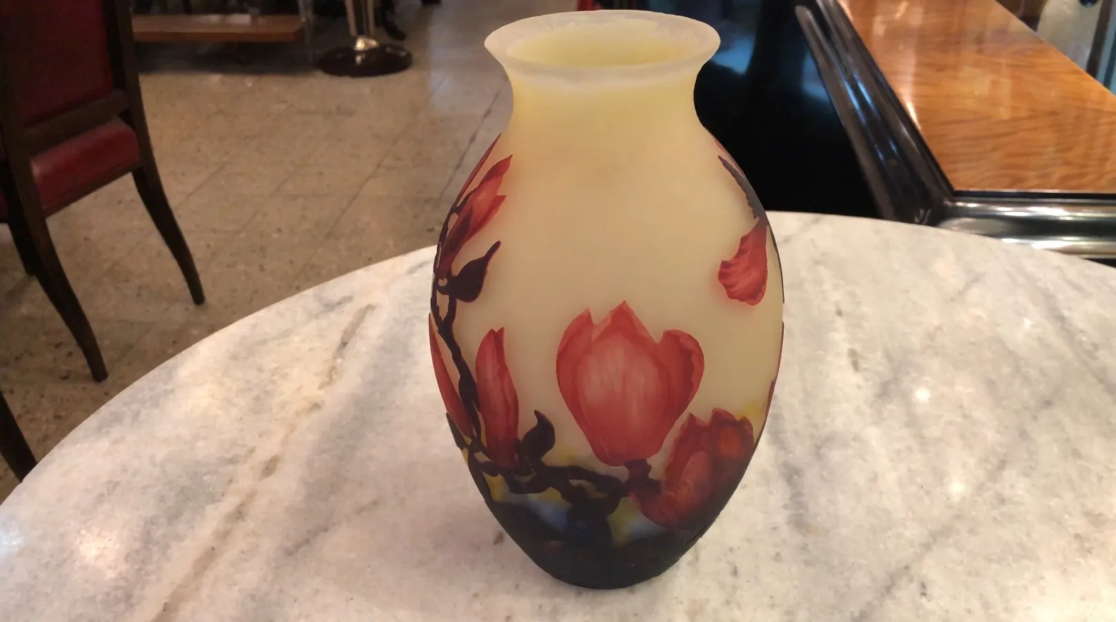 vase antigo com desenhos florais em vermelho e preto