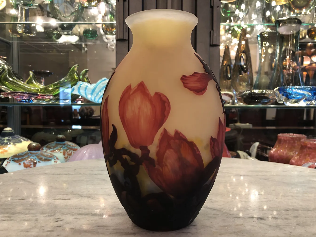 Vaso antigo com flores vermelhas assinado por Muller Fres, fundo variado