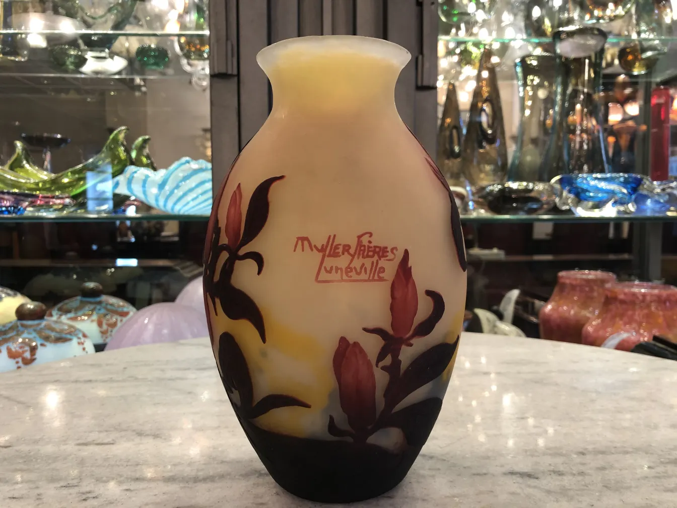Vaso antigo com flores e assinatura de Muller Freres.