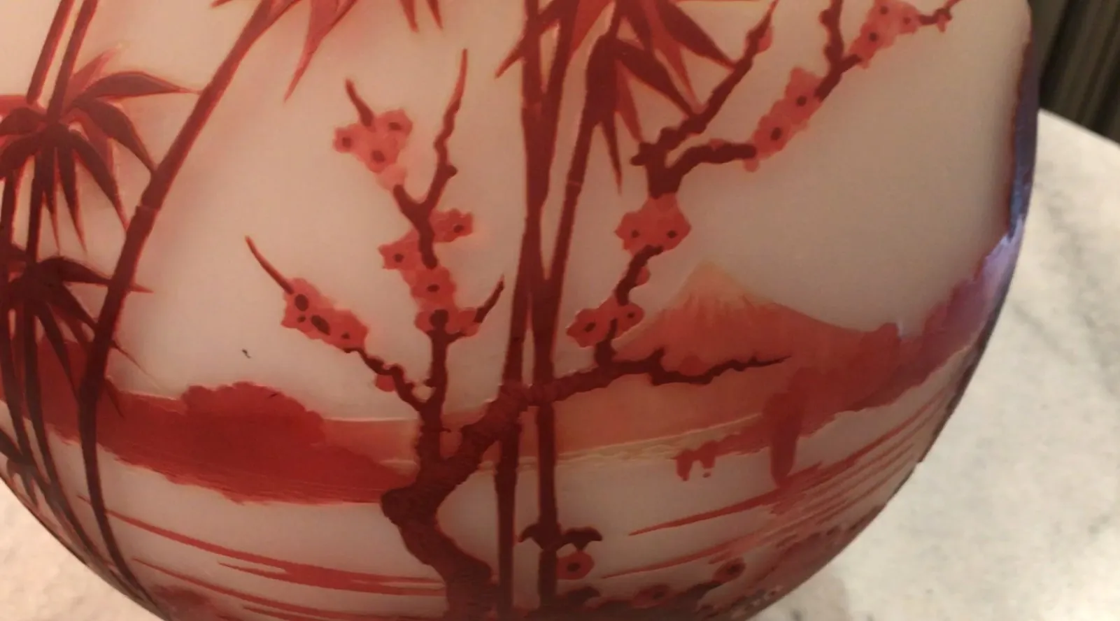 Vidro antigo assinado Muller Fres com cena floral em vermelho