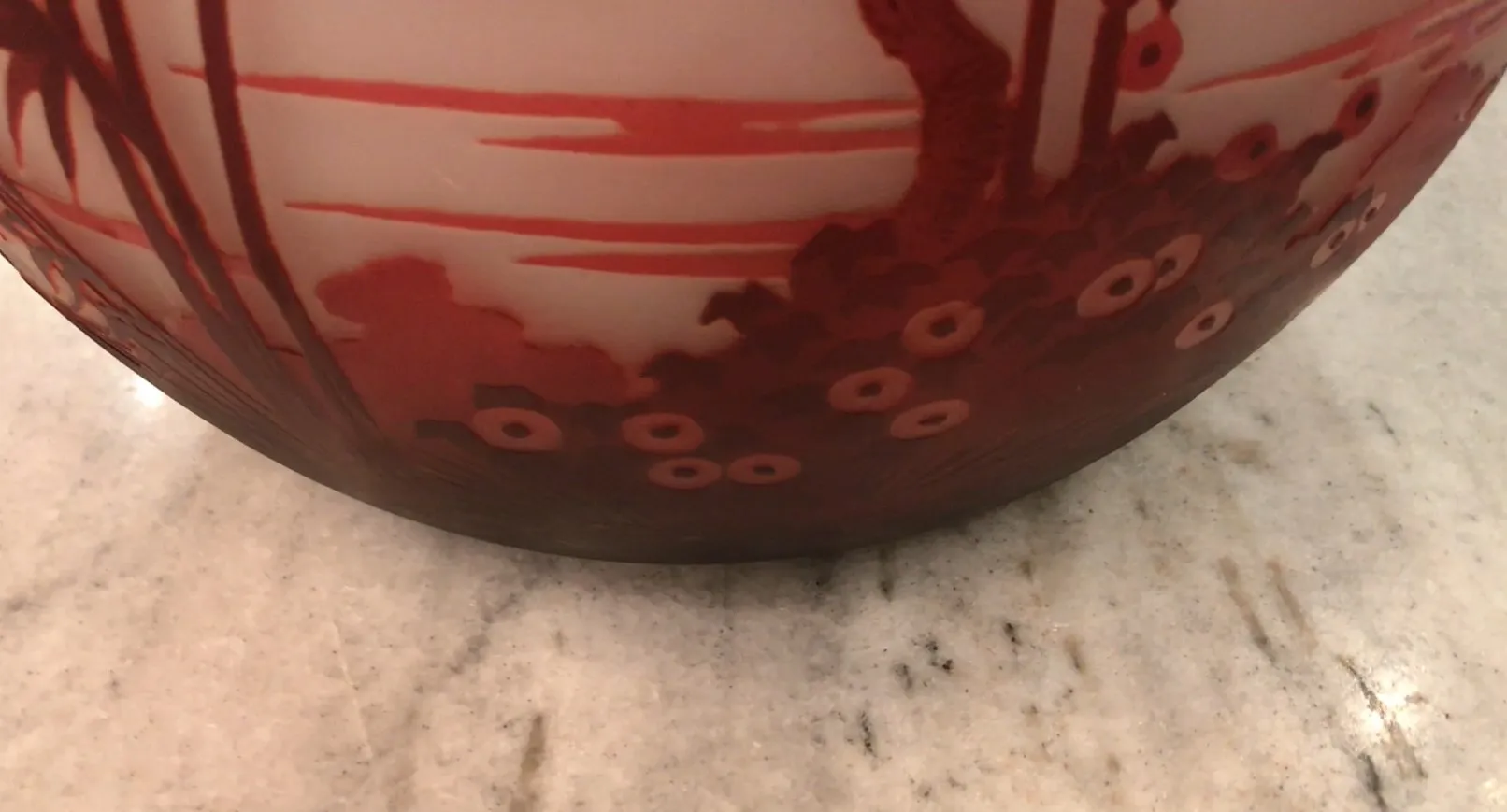 Vidro antigo assinado por Muller Fres, com decorações em vermelho e detalhes refinados.