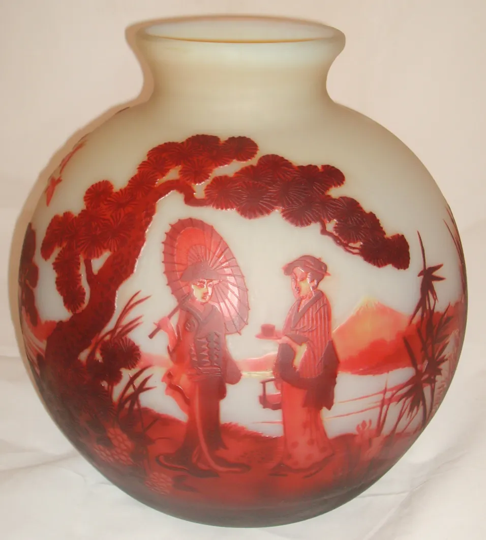 Belo vaso antigo com detalhes artísticos de Muller Fres