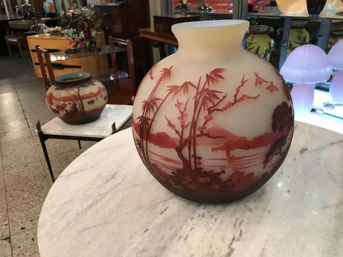 Vaso antigo decorado com paisagens e árvores