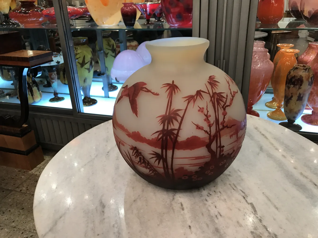 Belo vaso de vidro antigo com design de Muller Fres.