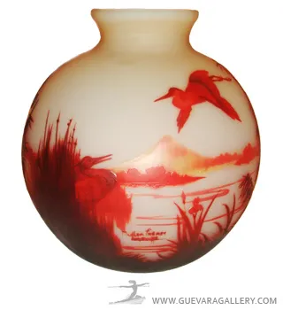 Vaso redondo em tons claros com design de paisagens e aves vermelhas, assinado Muller Freres.