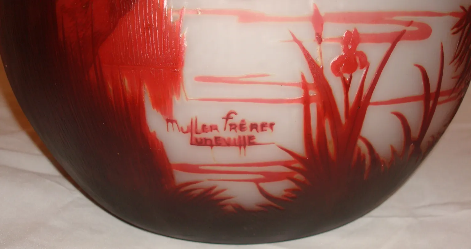 vidro antigo com assinatura de muller fres em ambiente natural