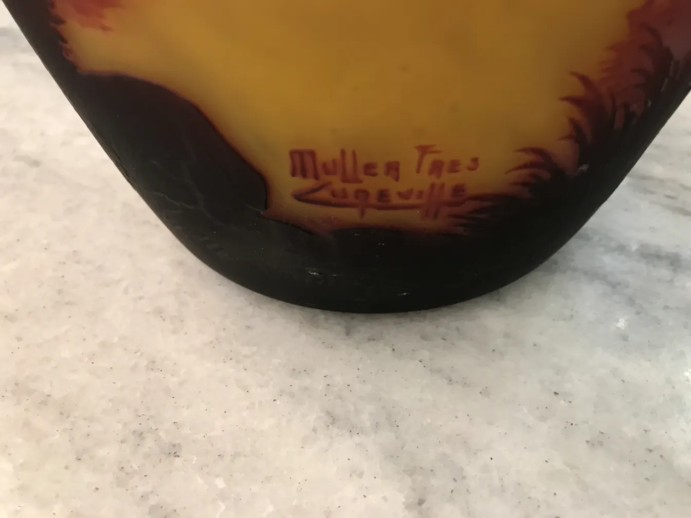 Vidro antigo com assinatura de Muller Fres, cores vibrantes e decoração sutil.