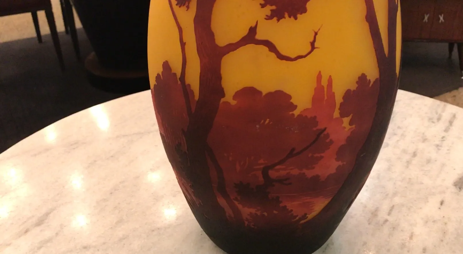 vaso decorativo em tons amarelos e vermelhos com paisagem