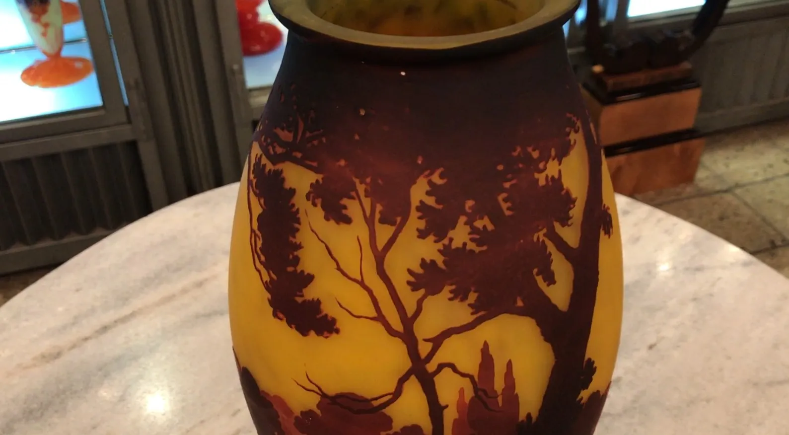Vaso antigo de vidro assinado Muller Fres com desenhos de árvores