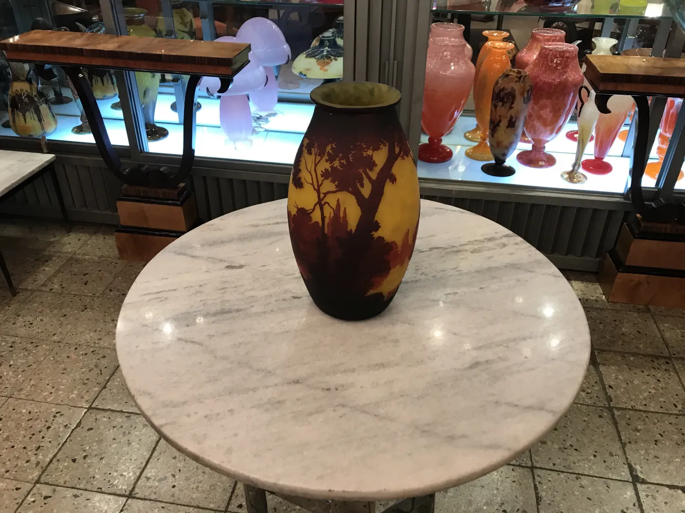 Antiga peça de vidro assinada Muller Freres decorativa em um ambiente elegante