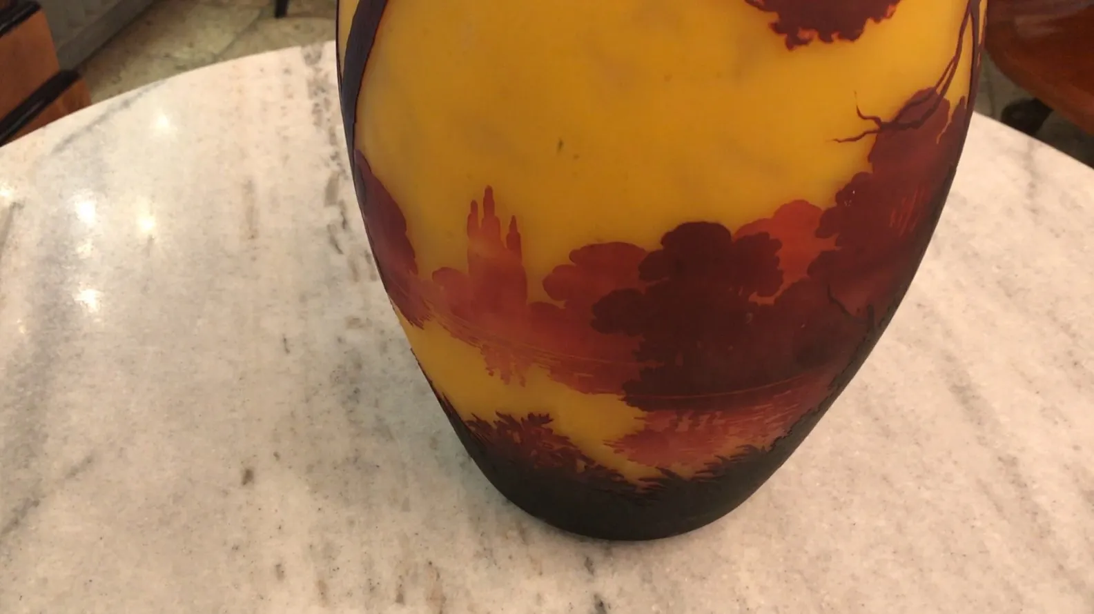 Vidro antigo com paisagem pintada e assinado por Muller Fres