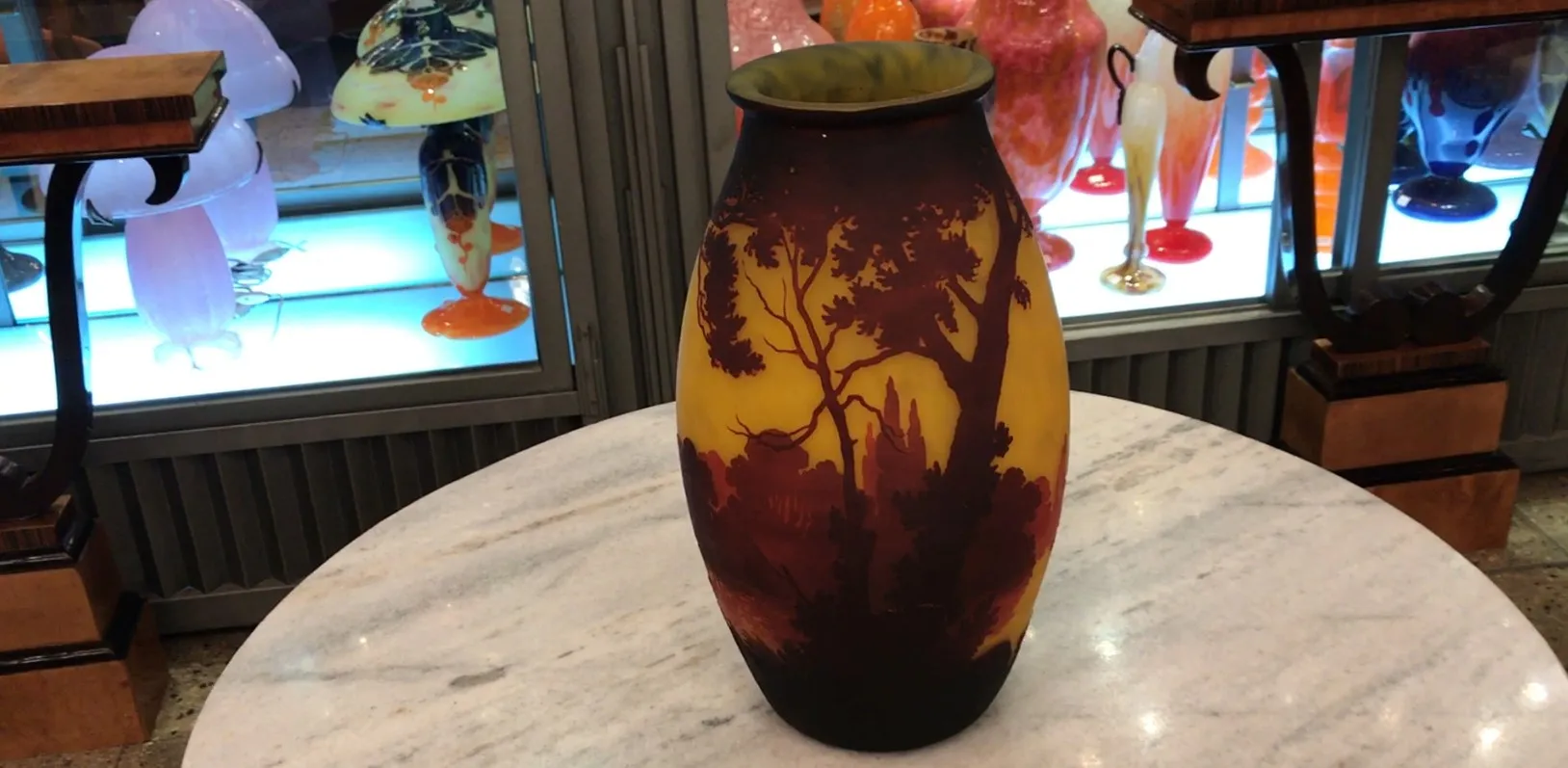 Vidro antigo assinado por Muller Fres, com design de paisagem