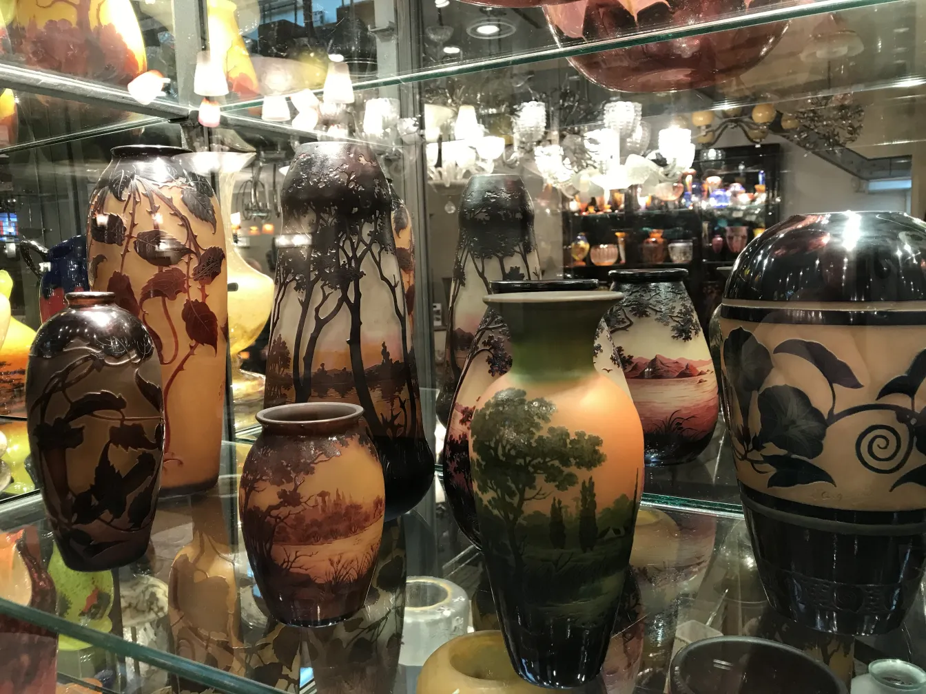 vidro assinado Muller Freres com detalhes artísticos em um ambiente de antiguidades