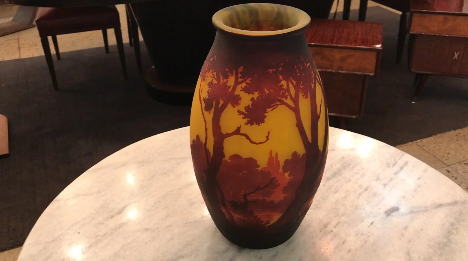 Vaso antigo com paisagem em tons amarelos e vermelhos