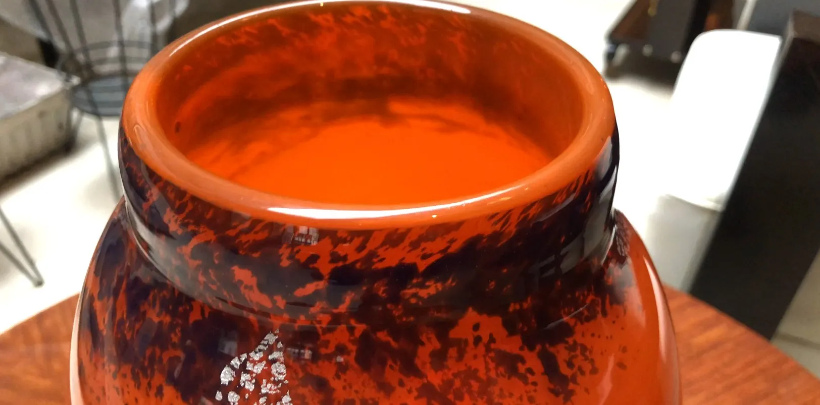 Vidro antigo assinado por Muller Fres com um design distinto e colorido, criando um apelo visual exclusivo em um ambiente elegante.